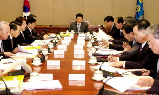 노무현대통령이 이헌재경제부총리 등 경제관련장관들과 참모진들과 함께 경제상황점점회의를 주재하고 있다. 청와대사진기자단