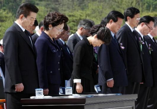 노무현대통령과 부인 권양숙여사, 4당대표가 18일 오전 전남 광주시 망월동 국립5.18묘역에서 거행된 제24회 5.18광주민주화운동 기념식에서 묵념하고 있다. 청와대사진기자단