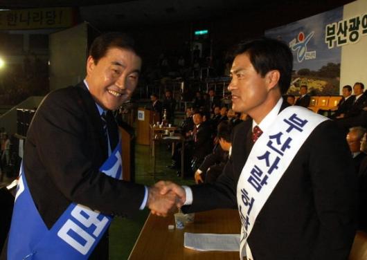 18일 한나라당 부산시장 후보 경선대회에서 최재범(왼쪽) 후보와 허남식 후보가 선전을 다짐하며 악수하고 있다.부산 왕상관기자 skwang@