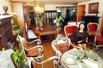 앤티크 가구로 꾸민 마승희 사장의 거실. 김명국기자 daunso@