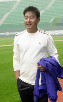 SK 김기태가 17일 인천 문학경기장에서 러닝을 마친 뒤 미소를 지은 채 그라운드를 거닐고 있다. 인천 이호정기자 hojeong@