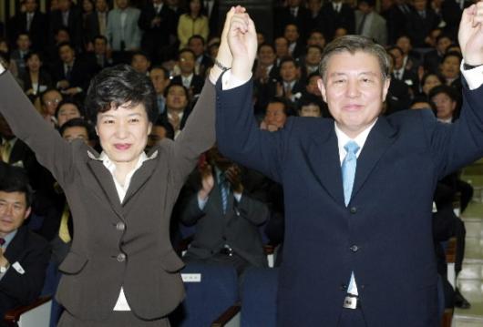 박근혜(왼쪽) 대표가 19일 신임 한나라당 원내대표로 선출된 김덕룡 의원과 손을 맞잡고 높이 치켜들고 있다. 최해국기자 seaworld@