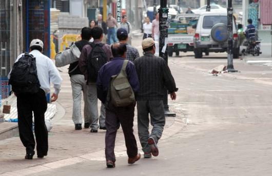 19일 오전 서울 종로구 명륜동의 인력시장에서 일거리를 찾은 일용직 노동자들이 현장으로 나서고 있다, 도준석기자 pado@