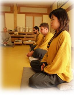 참선중인 낙산사 템플스테이 참가자들. 바쁜 일상 속에서 잊고 살았던 스스로의 존재를 들여다 불 수 있는 시간이다.