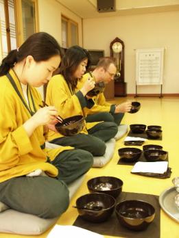 고춧가루 하나도 남기지 말고 깨끗이! 발우공양을 음식이 스님들에게 배부름과 탐닉의 대상이 아니라 수행을 위해 필요한 약임을 일러준다.