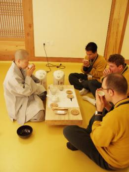 차를 마시는 템플스테이 참가자들. 차는 사찰에서 빠질수 없는 일상이자 수행방식이다.