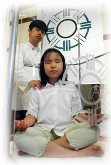 도심속 명상공간 '아루이 선'을 찾은 어린이가 팔문원 체험실에서 명상을 하고 있다. 이종원기자 jongwon@