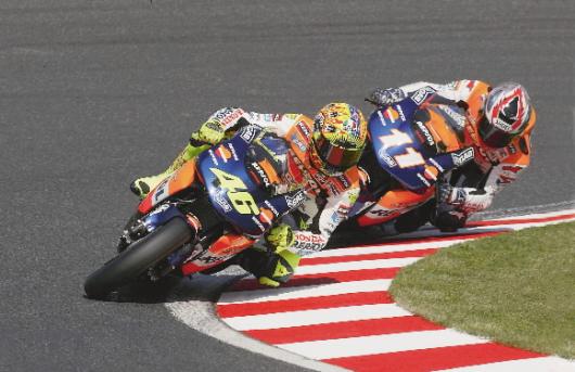 다이나믹하게 코너를 돌고 있는 모터사이클.세계의 명품 모터사이클들이 총 출동하는 국제모터사이클쇼가 26~30일 대구에서 펼쳐진다.