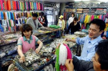 서울 강동장신구 특화구역에 자리한 부품 도매상가에서 소매상과 오퍼상들이 저마다 필요한 물건을 고르고 있다. 이언탁기자 utl@