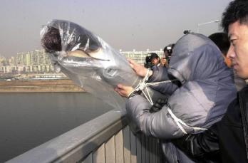 두 자녀를 한강물에 던져 숨지게 한 아버지에 대한 현장검증이 지난해 12월22일 오전 사건현장인 동작대교위에서 실시됐다. 서울신문 포토라이브러리