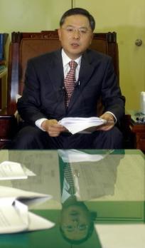 안대희 대검 중수부장이 지난 21일 오후 대검찰청 중수부장실에서 대선자금 수사결과 발표를 하고 있다.  정연호기자 tpgod@