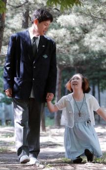 '네 손가락 피아니스트' 이희아(왼쪽)양과 배낭여행으로 43개국을 돌어본 이홍일군이 21일 제6회 서울학생상을 수상한 뒤 서울 경희궁터를 걸으며 이야기를 나누고 있다. 강성남기자 snk@