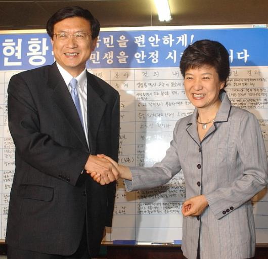 여야대표 상견례 21일 한나라당 박근혜 대표가 신임 인사차 여의도 한나라당사를 찾은 신기남 열린우리당의장을 악수로 맞으며 환하게 웃고있다. 남상인기자 sanginn@