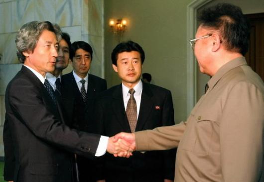 2002년 9월17일 북한을 처음 방문한 고이즈미 준이치로(왼쪽) 일본 총리가 정상회담에 앞서 김정일 북한 국방위원장과 악수를 나누고 있다.과거사 청산과 경제지원을 약속한 ‘평양선언’을 발표했던 1차 회담에 이어 22일 2차 북·일 정상회담이 열려 동북아의 새 질서 태동에 관심이 쏠리고 있다. 서울신문 포토라이브러리