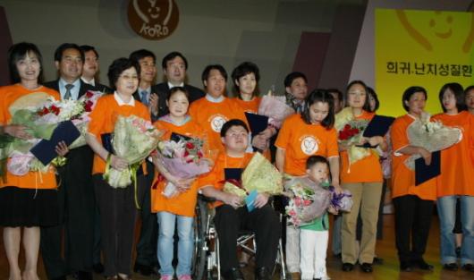 23일 건국대 새천년홀에서 열린 ‘희귀·난치성 질환자의 날’ 선포식에 참석한 한나라당 심재철(왼쪽에서 두번째) 의원과 열린우리당 유시민(왼쪽에서 다섯번째) 의원 등이 희귀난치성 질환자 돕기 수기공모전 수상자들과 함께 기념촬영을 하고 있다. 로또공익재단 제공