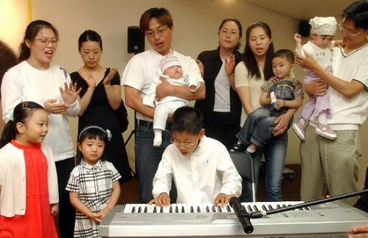 미숙아 후원을 위해 23일 오전 서울 종로구 인사동 성보갤러리에서 열린 ‘희망둥이 선포식’에서 미숙아로 태어나 건강하게 자라는 어린이와 가족이 함께 노래를 부르고 있다. 강성남기자 snk@