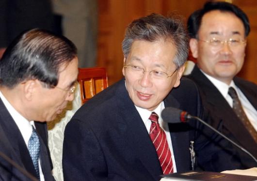 무슨 얘기 나눌까 정찬용(가운데) 청와대 인사수석과 윤광웅(왼쪽) 청와대 국방보좌관이 24일 열린 청와대 수석·보좌관회의에 앞서 이야기를 나누고 있다. 청와대 사진기자단