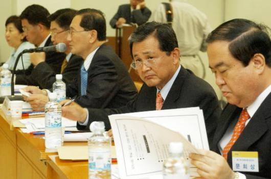 열린우리당은 24일 국회 헌정기념관에서 제2차 당선자 워크숍을 개최했다.오른쪽부터 문희상 당선자,김덕규 의원,홍재형 정책위의장,안영근 의원. 오정식기자 oosing@