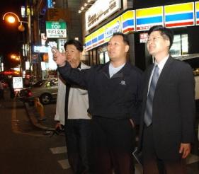 사법고시 출신으로 경찰에 특채된 마석우(오른쪽) 경정이 서울 강남경찰서 강력반 형사들과 압구정동 로데오 거리를 돌아보고 있다. 안주영기자 jya@