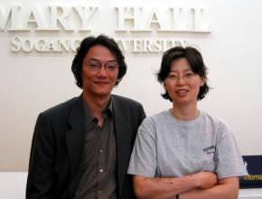 서강대 메리홀 재개관을 계기로 극작가 이근삼 교수의 추모 공연을 올리는 사위 김종석씨(왼쪽)와 딸 유정씨.