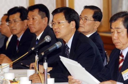 與 "신문시장 개편부터" 열린우리당이 25일 국회 귀빈식당에서 개최한 제2차 당선자 워크숍에서 천정배 원내대표가 인사말을 하고 있다. 남상인기자 sanginn@