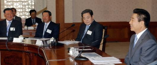 노무현 대통령이 25일 청와대에서 투자활성화와 경제활력회복을 위해 가진 대기업 총수와의 대화에서 인사말을 하고 있다.노 대통령의 왼쪽으로 삼성 이건희,LG 구본무,현대차 정몽구 회장 순으로 앉아 있다.  이언탁기자 utl@
