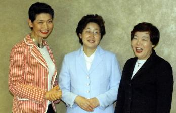'2004 서울 서계여성지도자회의'의 성공적인 개최를 위해 힘을 쏟고 있는 김성주(주식회사 성주인터내셔널 사장) 한국조직위원회위원장,황인자(서울시 복지·여성정책보좌관) 행정지원단장,변도윤(재단법인 서울여성 상임이사) 운영위원장(왼쪽부터)