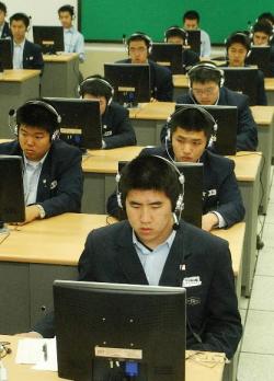 EBS수능방송 청취하는 학생들