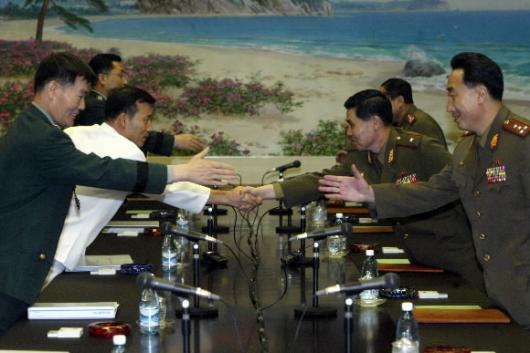 손잡은 南·北장성들 26일 금강산초대소에서 열린 제1차 남북 장성급회담에 앞서 왼쪽의 남측 대표와 오른쪽의 북측 대표들이 첫 악수를 나누며 상견례를 하고 있다. 사진공동취재단