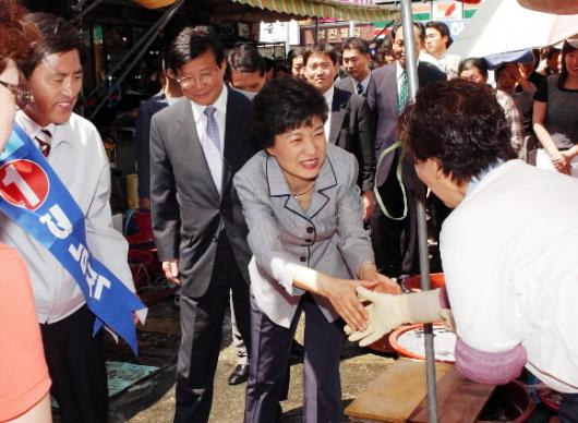 상대와 눈높이 악수 박근혜 대표는 악수할 때 반드시 상대와 눈을 맞춘다.사진은 박 대표가 지난 25일 부산 장림시장에서 만난 상인과 허리를 굽혀 인사하는 모습. 부산 최해국기자 seaworld@