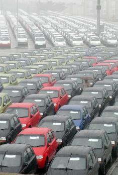 국내 자동차 업계는 지난해 181만 5000여대를 수출해 233억달러의 실적을 올려 침체된 국가경기의 상승을 이끌어가는 효자 역할을 톡톡히 해냈다.26일 인천항 제5부두 야적장에 수출선적을 기다리는 차량들이 줄지어 서 있다. 손원천기자 angler@