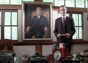 이승만대통려의 집무실이 있는 이화장에서 '한국의 대통령'을 진행하고 있는 정운영씨.