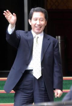 *열린우리당 김근태 전 원내대표가 27일 여의도 한 식당에서 점심 식사를 마치고 나서며 활짝 웃고 있다. 오정식기자 oosing@