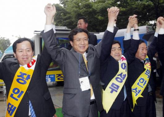 창원에서 열린우리당 신기남 의장이 30일 경남 창원의 정우상가 앞에서 6·5 재보선 출마자들의 손을 들어올리며 지지를 호소하고 있다. 최해국기자 seaworld@