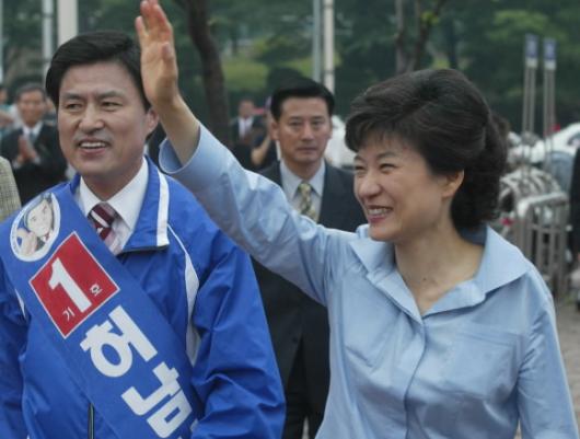 거제에서 한나라당 박근혜(오른쪽) 대표가 30일 부산시장 보궐선거에 출마한 허남식 후보와 함께 거제2동의 한 대형 쇼핑몰에서 지원 유세를 벌이고 있다. 최해국기자 seaworld@