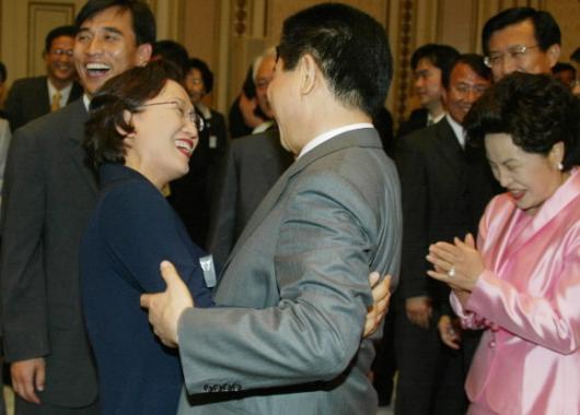 노무현 대통령이 29일 청와대 영빈관에서 열린 ‘17대 국회 열린우리당 당선자 초청만찬’에서 김현미(왼쪽) 의원과 포옹하고 있다. 청와대 사진기자단