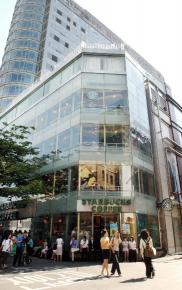 2004년도 서울시 개별공시지가가 가장 높은 곳으로 나타난 서울 중구 충무로 1가 명동빌딩. 1평당 개별공시지가 1억3천851만원을 기록한 이 빌딩은 지난 15년동안 최고가를 기록했던 중구 명동2가 우리은행 명동지점 빌딩(1평당 1억2천560만원)을 제치고 최고가로 올라섰다.  도준석기자 pado@