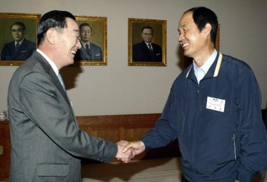 이수호(오른쪽) 민주노총 위원장이 31일 오…