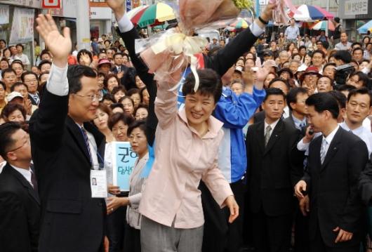 박근혜 한나라당 대표가 31일 경남 진주를 방문,지지자에게서 받은 꽃다발을 흔들고 있다. 최해국기자 seaworld@