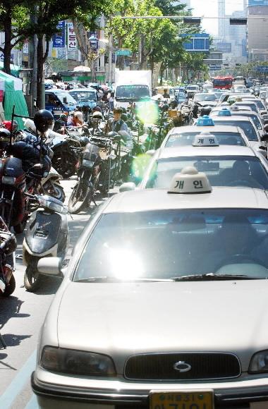 줄 선 빈택시와 오토바이