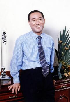 관료출신이면 으레 따라다니는 '낙하산' 이라는 꼬리표를 실적으로 벗어던지고 보험업계에 코리안리 열풍을 몰고온 박종원 사장이 환하게 웃고 있다. 코리안리 제공