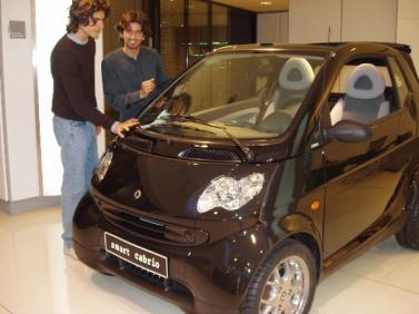 프랑스인 등 유럽인들은 생활필수품에서부터 가구나 승용차 등 내구재에 이르기까지 작지만 실용적인 제품을 선호한다.사진은 프랑스 젊은이들이 최근 폭발적인 인기를 끌고 있는 미니카 스마트를 구입하기 위해 관심을 보이고 있는 모습. 파리 함혜리특파원 lotus@seoul.co.kr