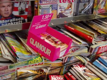 프랑스 신문가판대에 작은 사이즈의 신문과 잡지