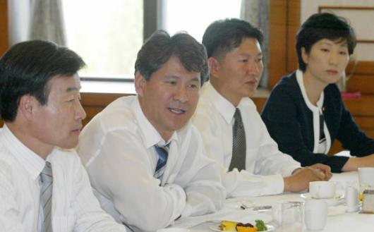 열린우리당 김재홍·임종인(왼쪽 두번째) 의…