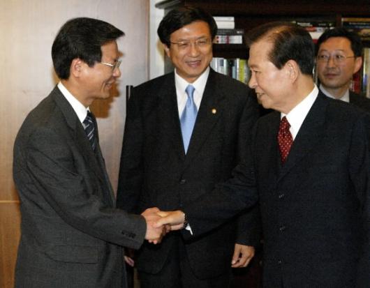 김대중(오른쪽 두번째) 전 대통령이 1일 동교동 ‘김대중 도서관’을 방문한 천정배 열린우리당 원내대표와 악수하고 있다.가운데는 신기남 당 의장. 국회사진기자단