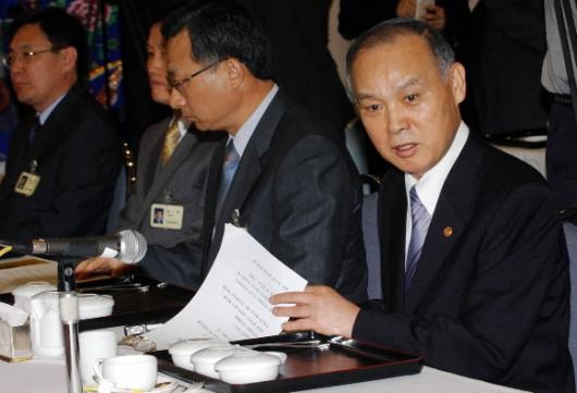 강동석(오른쪽) 건설교통부 장관이 1일 국회…