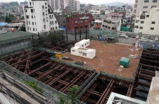 1998년 공사가 중단된 이후 7년째 방치돼 주민에게 피해를 주고 있는 원주시 원일프라자 공사현장 전경. 원주 남상인기자 sanginn@