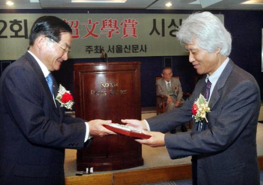 채수삼 서울신문 사장(왼쪽)이 1일 오전 서울 프레스센터 기자회견장에서 열린 제12회 공초문학상 시상식에서 수상자인 정현종 시인에게 상패를 전달하며 축하하고 있다. 이종원기자 jongwon@seoul.co.kr