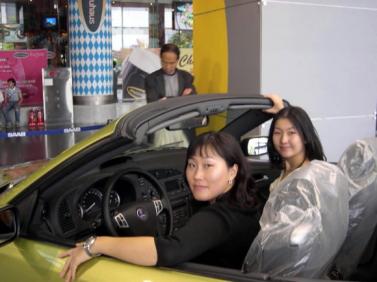 "부릉부릉~ 어때요, 폼 나죠?" 내 차는 아니지만 시승 한번 해보고 언젠가는 이런 차를 가지리라 다짐해봐요.