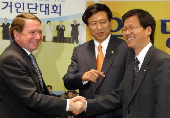 우리당 찾은 주한 미대사 열린우리당 신기남(가운데) 당의장의 취임 축하인사차 2일 우리당 당사를 방문한 토머스 허버드(왼쪽) 주한 미 대사가 신 의장 소개로 천정배 원내대표와 반갑게 악수하고 있다. 오정식기자 oosing@seoul.co.kr